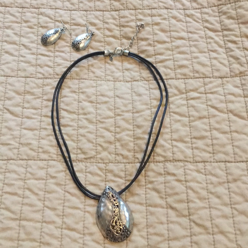 Silver pendant and earrings set